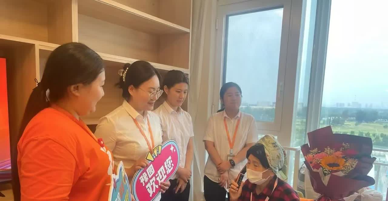 一早听老婆说原来单位宿舍楼死了一位老人。我说那有啥新鲜的，生老病死哪天都有。
