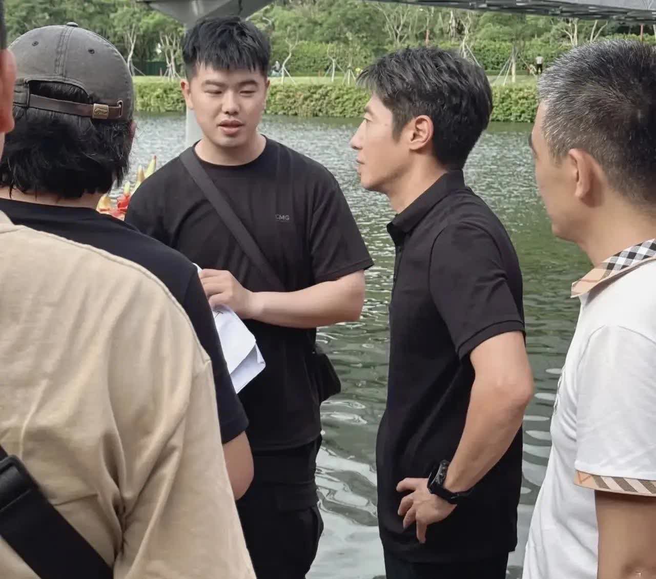 近日，撒贝宁现身深圳助力端午龙舟赛，他活力四射，接过龙舟桨激动不已。
当天，撒