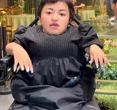 随笔。
   特别烦这对夫妻在直播间里，暴露家里隐私。
   把个人隐私说的一清