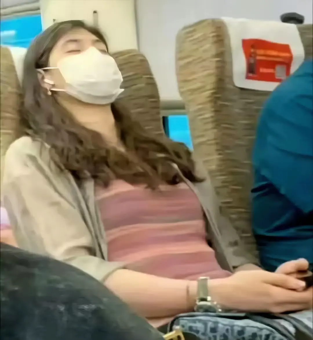 高铁上碰到的，想不起来她是谁了？！ ​​​