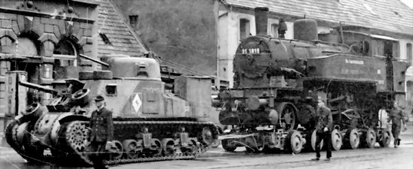 1946年德国街头，坦克拖火车