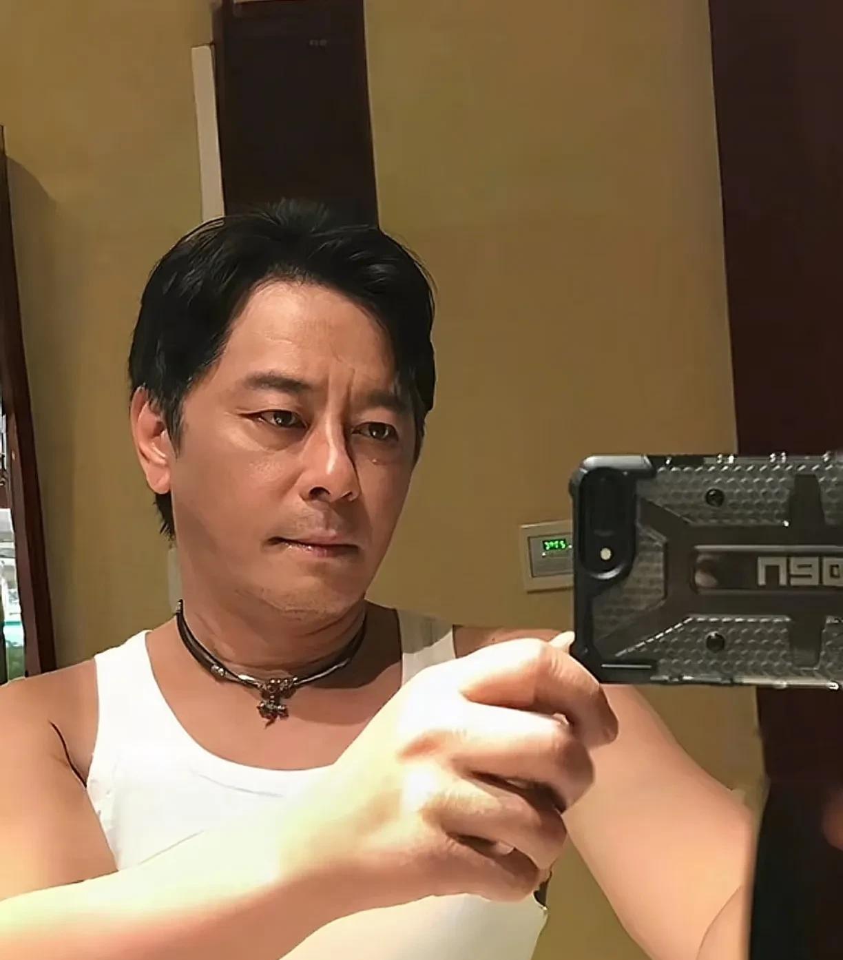 王杰的魅力到底有多大，就这么说吧，他的嗓子已经哑了有20多年了，也就是说他已经2