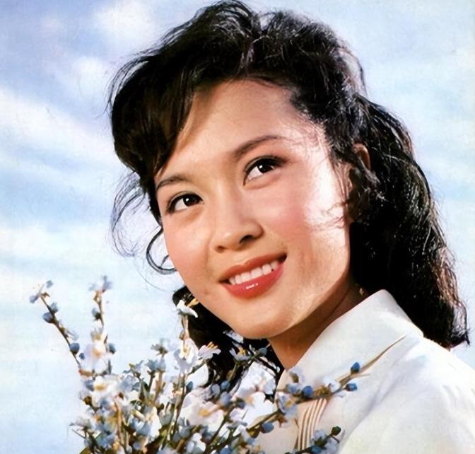 1989年，22岁的歌手屠洪刚在美国演出时，遇到了中美混血的美女，屠洪刚被深深地