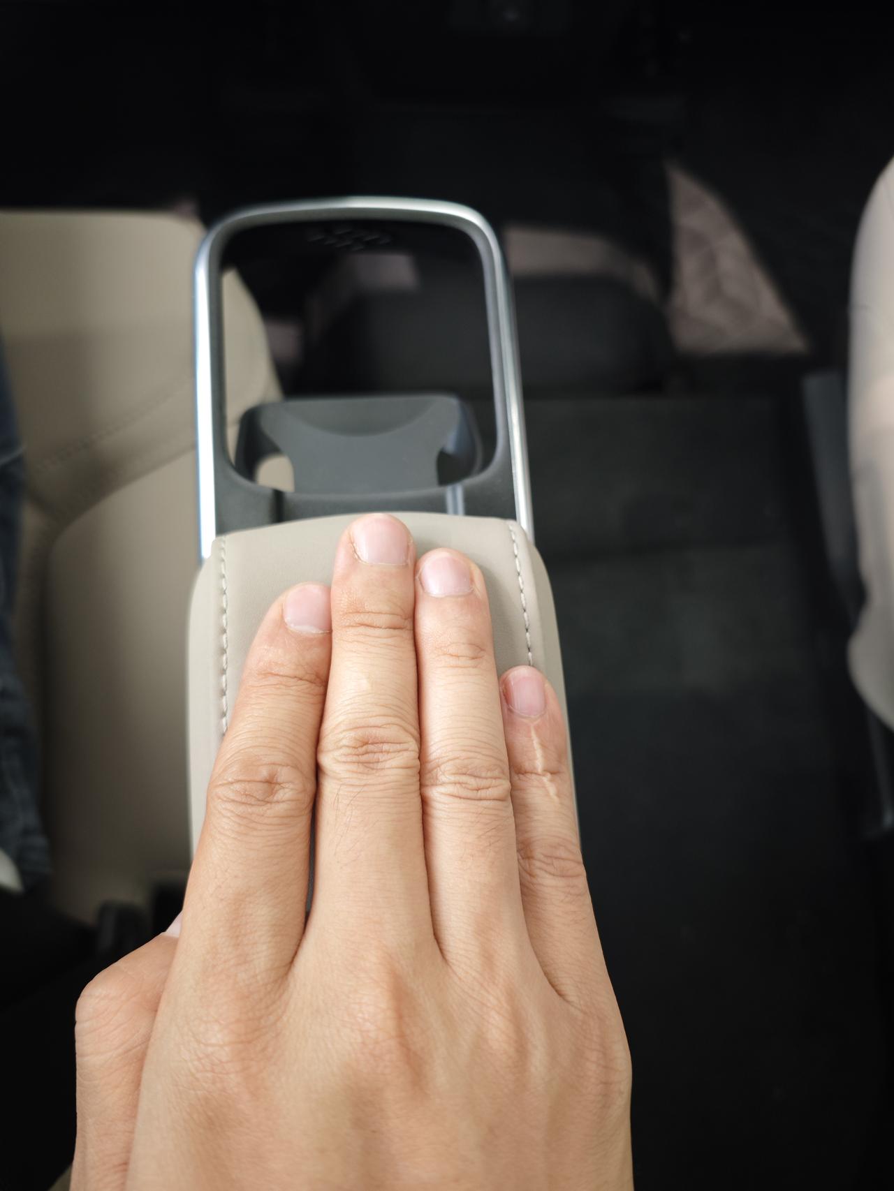 新款xc90二排扶手是不是太low了?