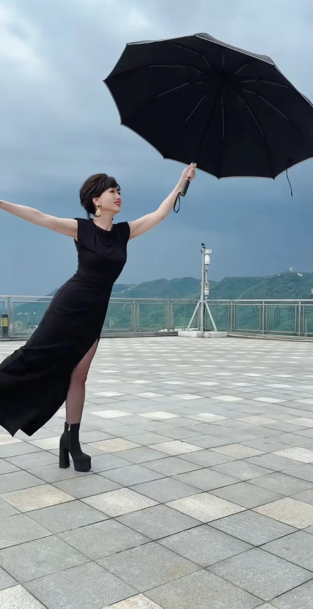 赵雅芝这动作也太美了。
