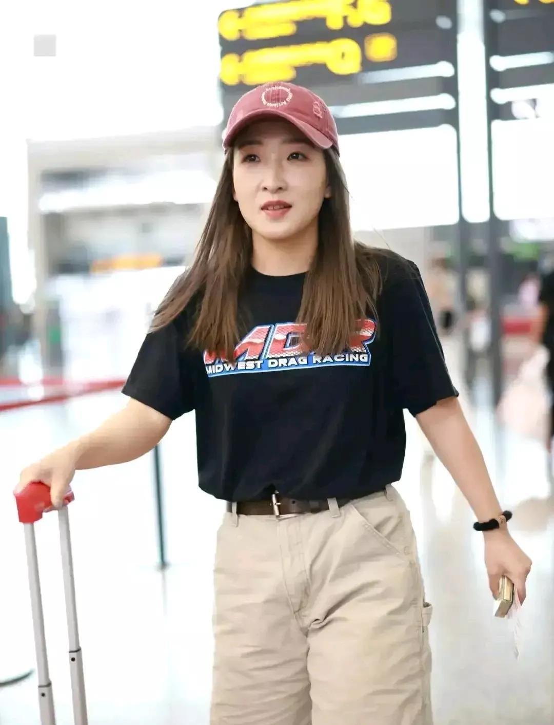 退役后的小枣简直是美出了天际，
黑色T恤搭配上休闲短裤，
简约时尚，还特别的减龄