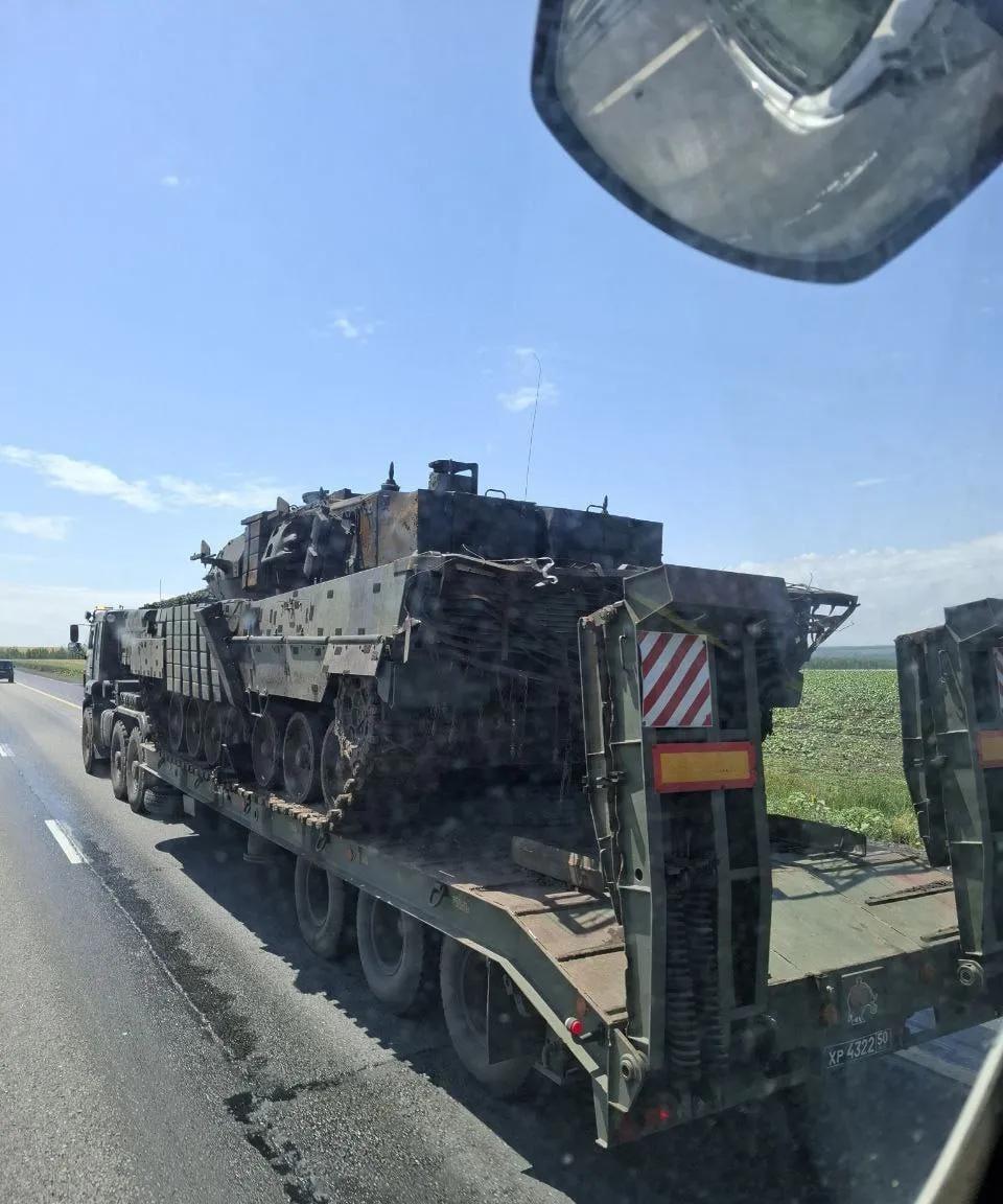 特别军事行动区，俄军空降兵从前线拖回的瑞典制Strv122坦克。