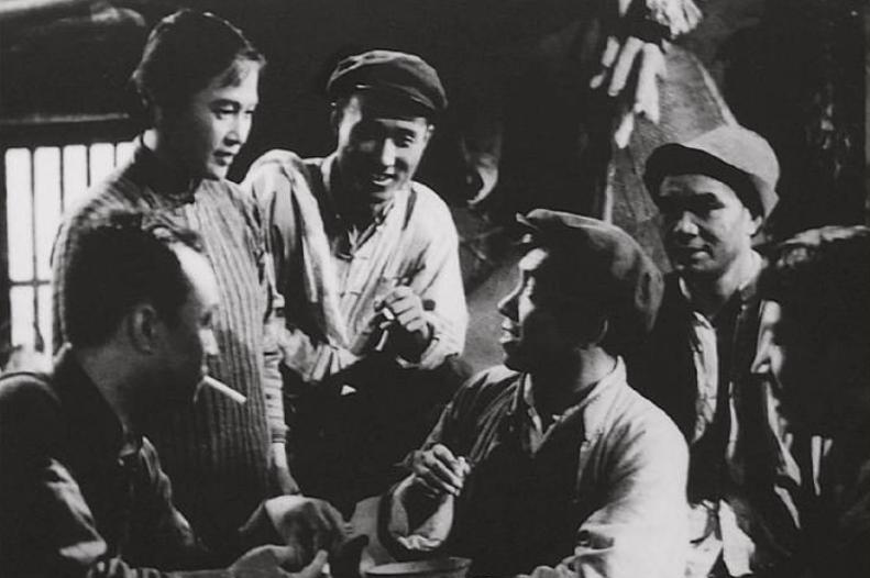 1956年电影《铁道游击队》剧照，左起冯奇饰演的王强、秦怡饰演的芳林嫂、仲星火饰