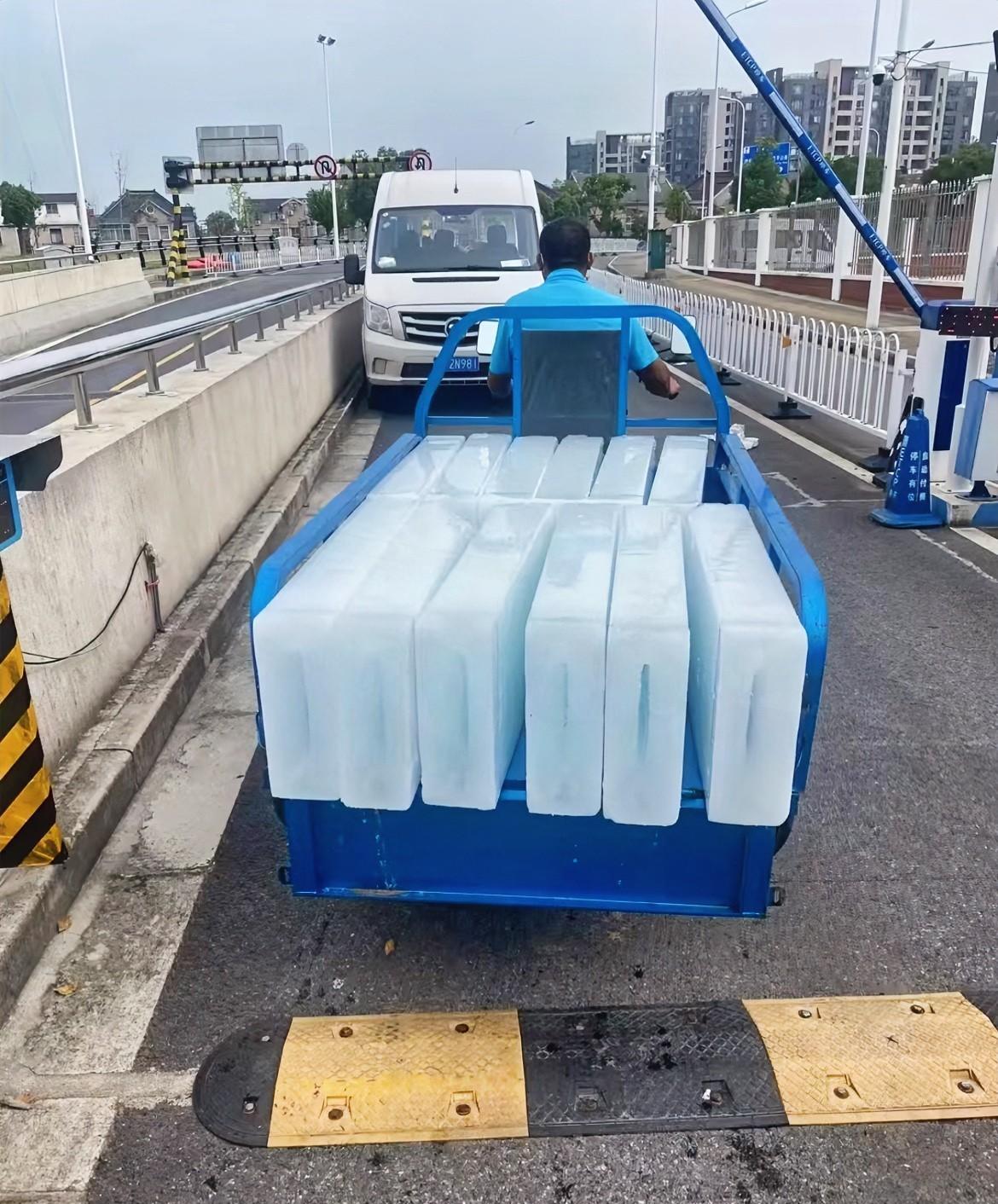 高温暴击下，
制冰厂成了金矿！
一块冰居然要30块，制冰机嗡嗡作响24小时不停歇