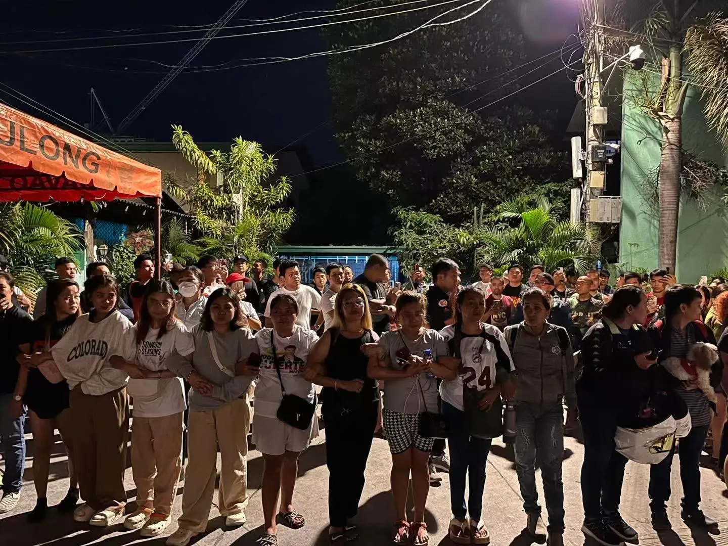 为了支持老杜，菲律宾妇女也是豁出去了！据菲律宾达沃93.9 iFM电台最新爆料，