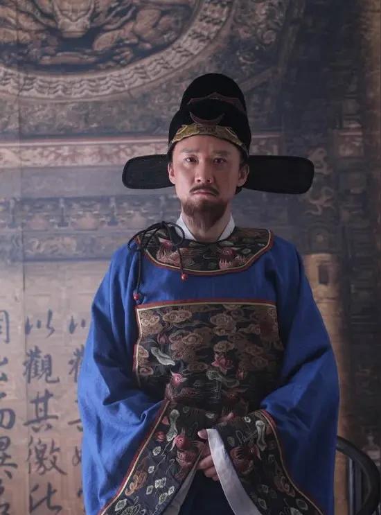 海瑞，举人出身，不是进士
35岁中举人，46岁当教育谕（县教育局长）
接着在淳安