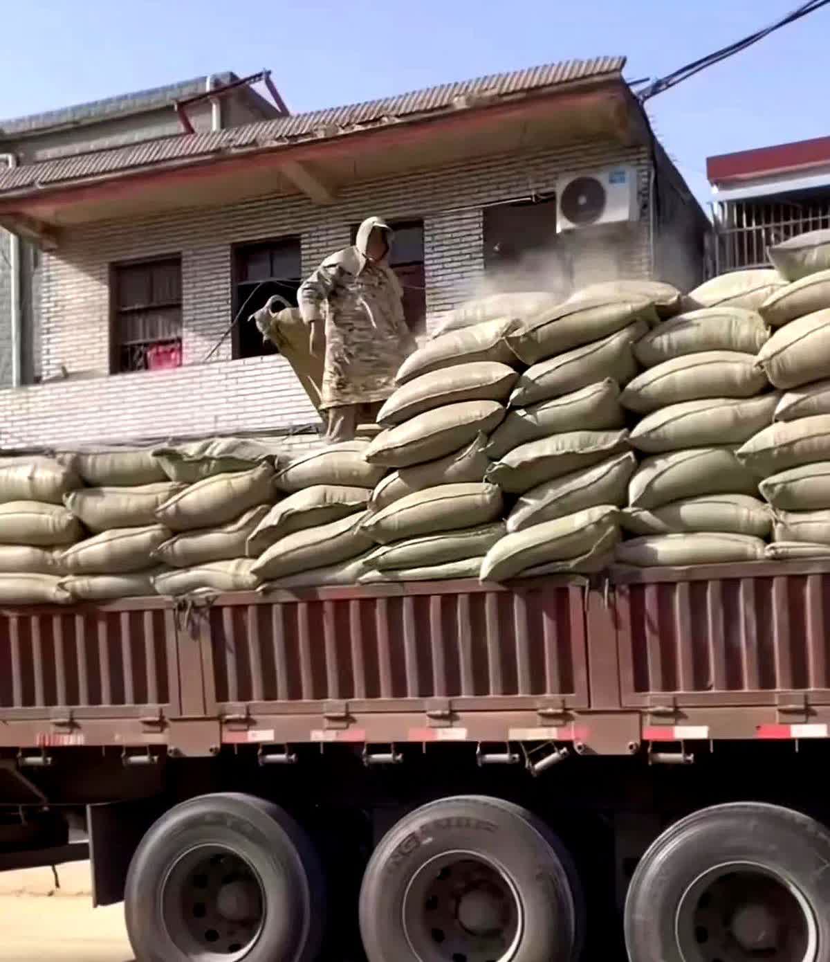 厄运专挑苦命人！

安徽淮南，女孩在路边卖黄瓜，男子买了一把却给她转了8万！