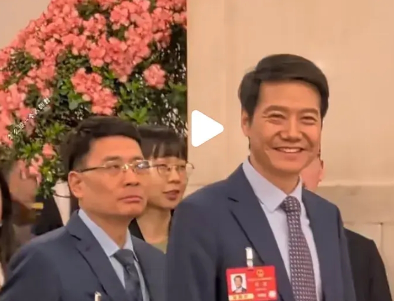 看一次笑一次。

网友们既没放过雷总，也没放过周总。

开会时，海尔周总和小米雷