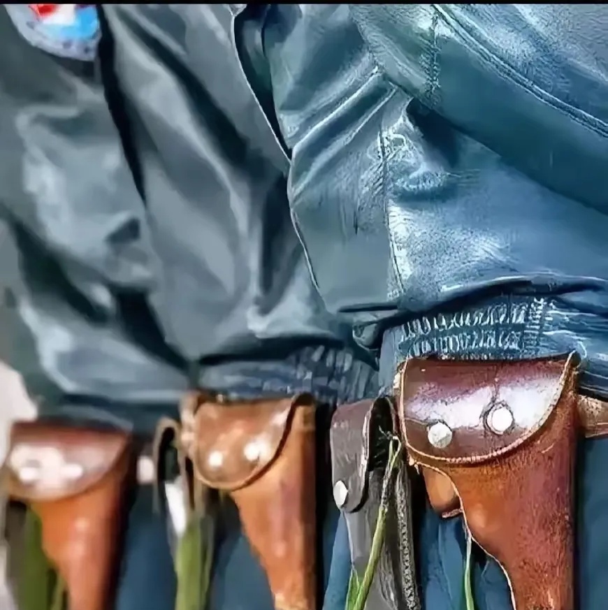 这是我国空军飞行员曾经使用的专用配枪，不知道现在还使用没有？



其实，飞行员