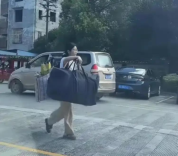 高考女孩仅靠一根木棍就火出了圈！可她面对镜头时，却说真相并不是如此，是因为母亲在