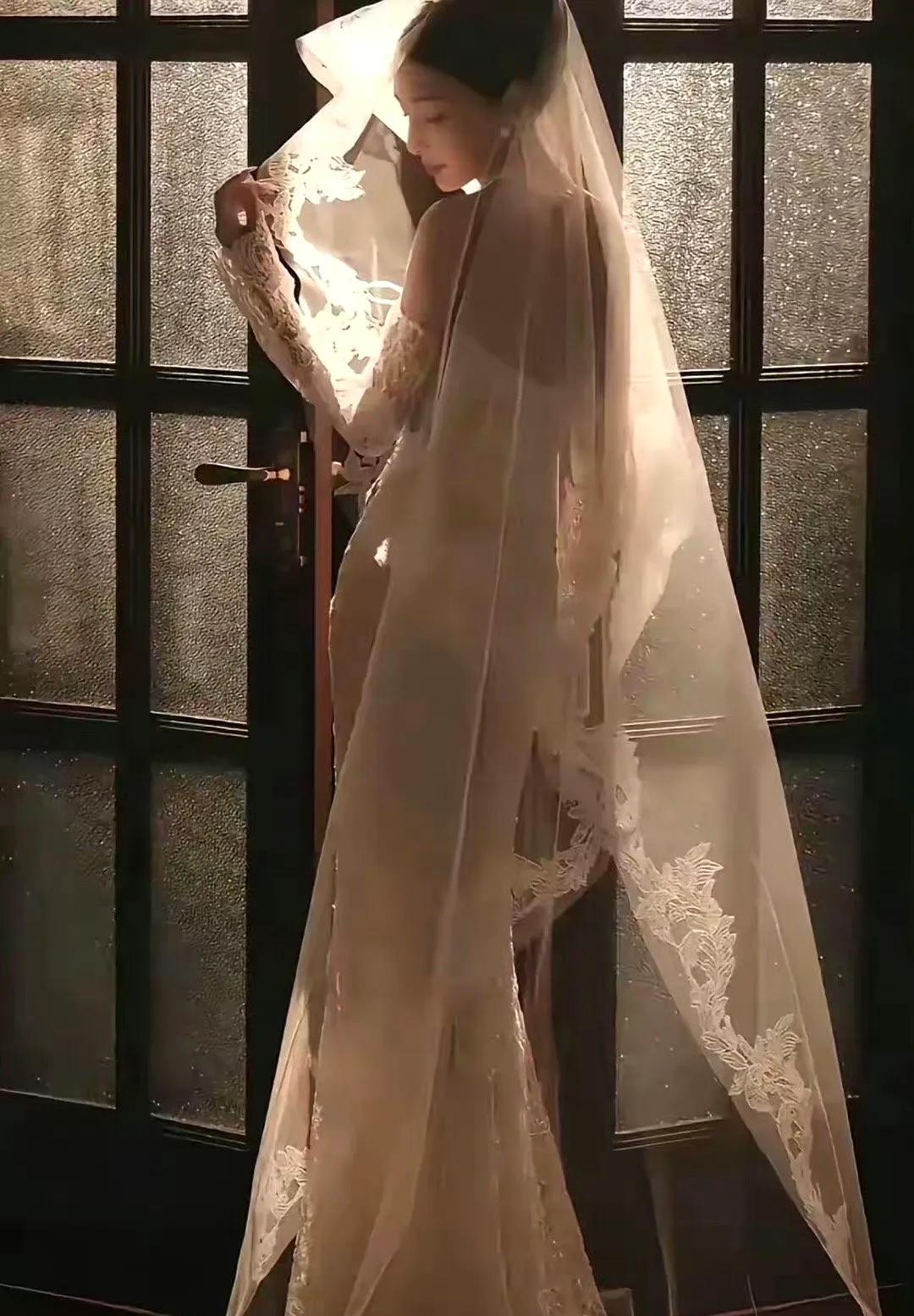 有网友说：
前妻刚刚去逝，
小月儿和霖霖还那么小，
有必要这么急着结婚吗？
婚礼