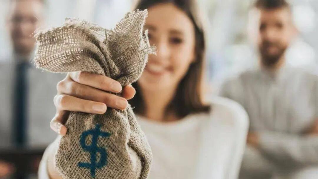 做副业的年轻人破防了：卖盗版课赚2元，被索赔5万元