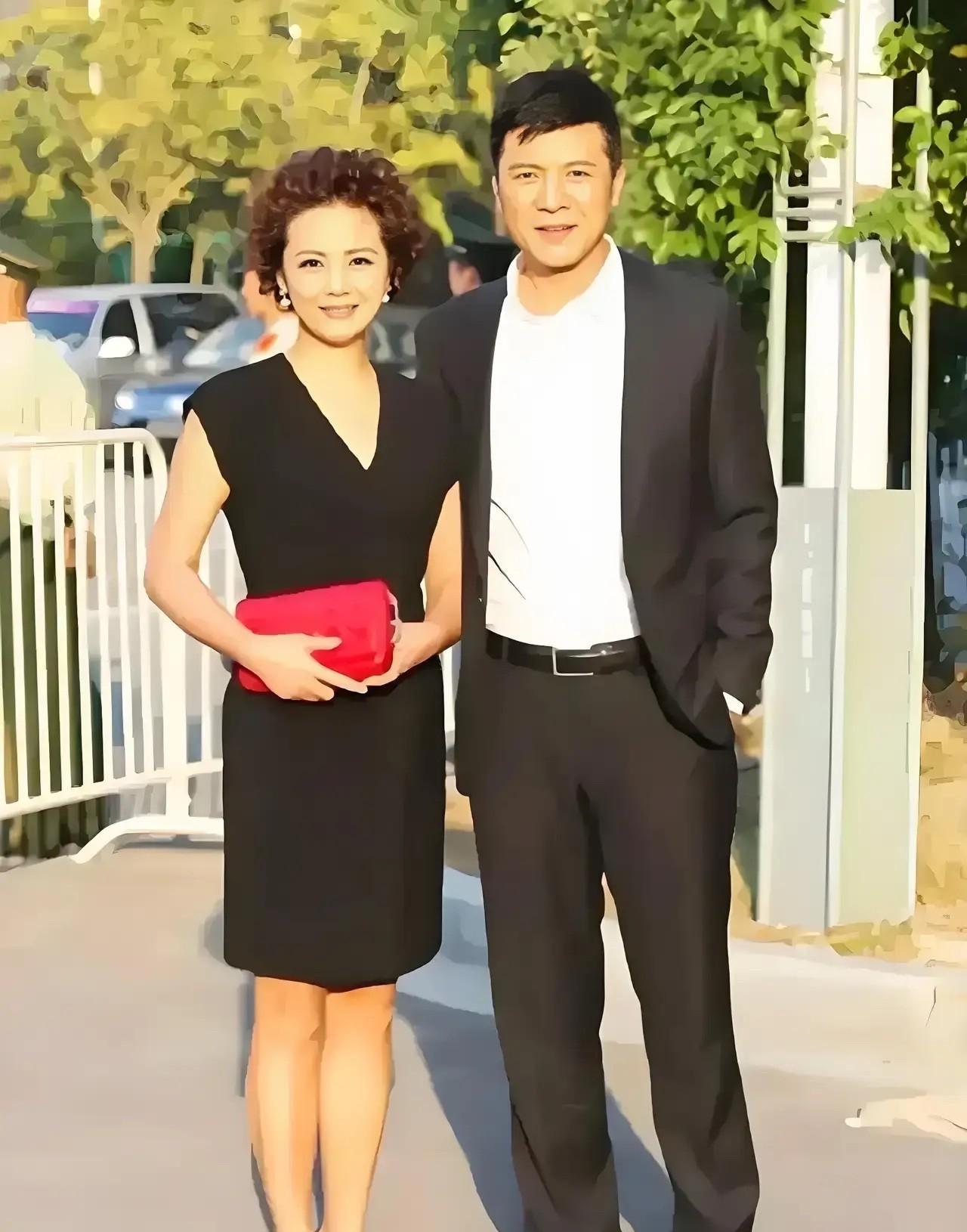他们不仅低调，而且很恩爱，看他们都是面相特别柔和的人，两个人的脸上都洋溢着幸福的