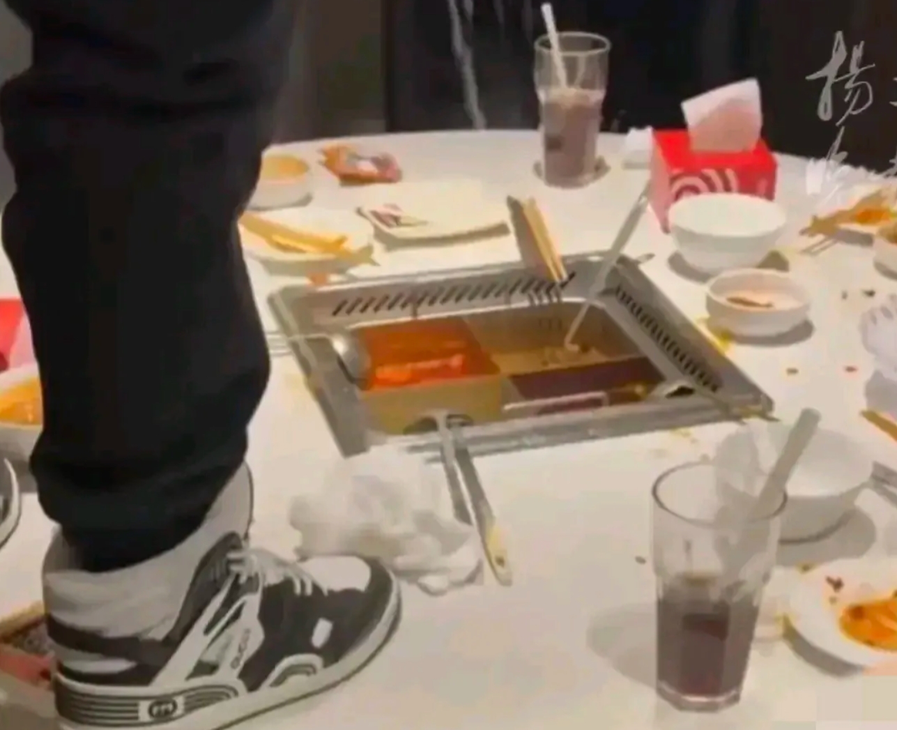 不是不报，时候已到，今人心里恶心的海底捞男子撒尿事件，终于水落石出，原来是上海的