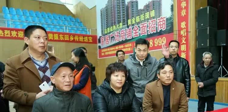 小胖的爸妈还有外公
这样子看着小胖妈妈比其他照片看着都年轻
小胖也就是脸型和