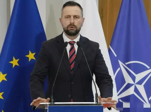 波兰对乌克兰进行了严厉批评！

波兰国防部长瓦迪斯瓦夫·科西尼亚克-卡梅什3月3