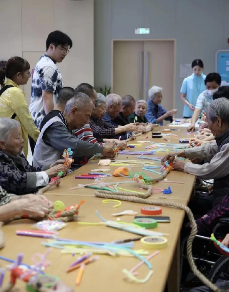 我爸说养老院一股尿骚味，打死也不去。
上个月我姐去给我爸找养老院，包吃包住150