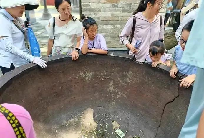 富庙难出真和尚，穷寺又何惧贼道。