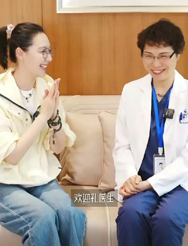最近王冠邀请了多位专家做客她的直播间 ，与网友分享如何进行养生调理。直播间里，熟