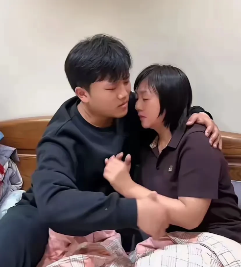 大家反感解清帅不是没有原因的，看他这张安慰妈妈的照片，总觉得有点过了，都说女大避