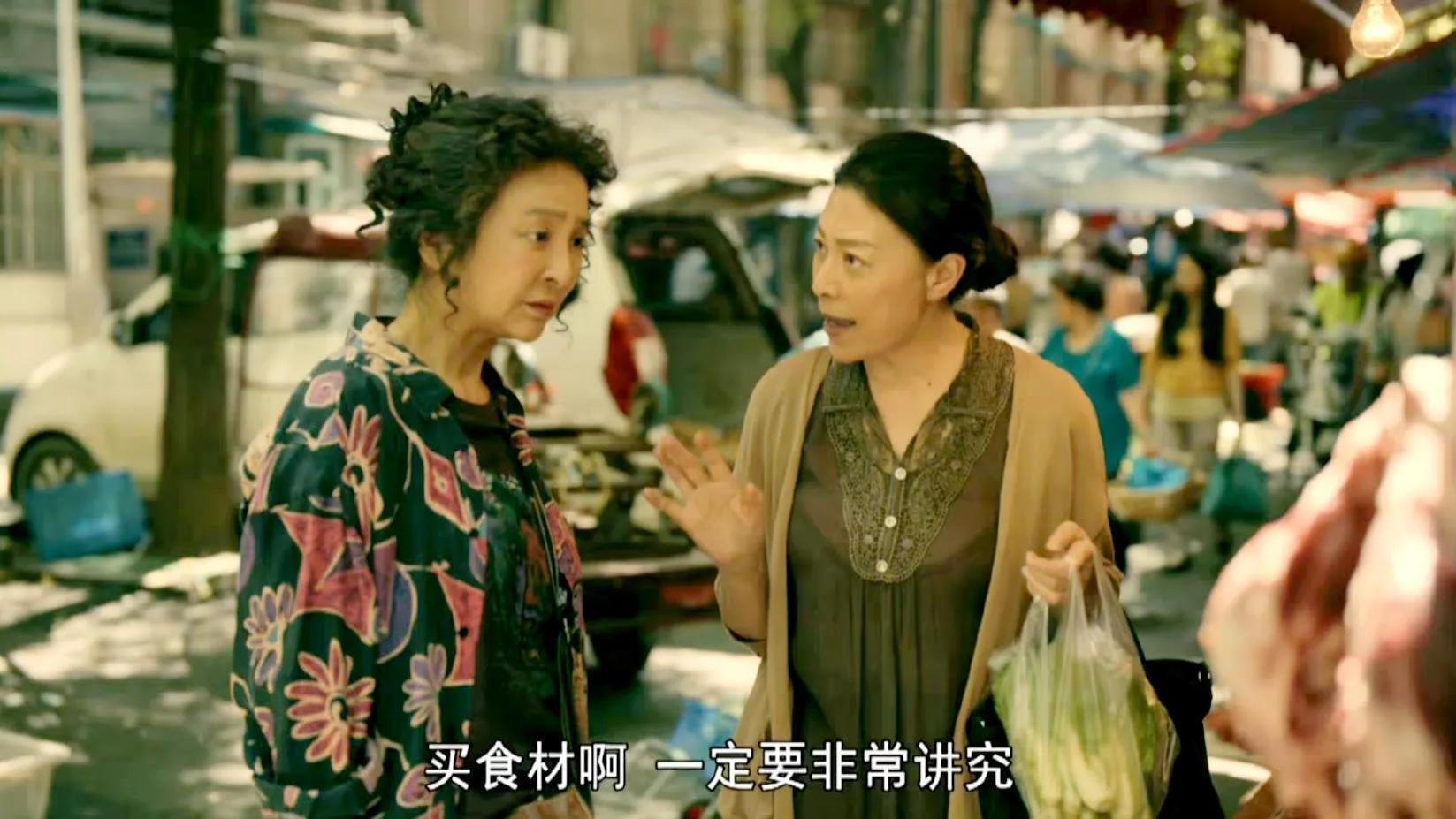 李勤勤：两嫁异国未得圆满，60岁收养遗犬活成自己的山