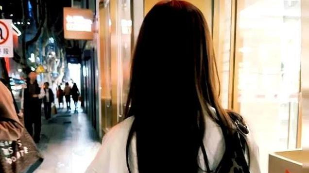 奥运冠军陈梦发13张生活照，裙装逛街引爆舆论场