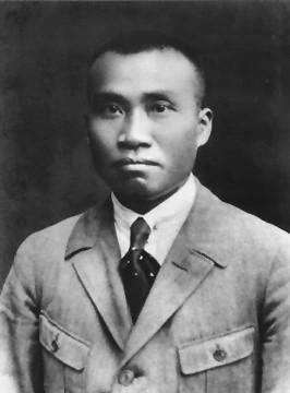 1950年，地主傅德辉家被搜查，本以为他是个恶霸地主，没想到却搜出一张借条：借傅