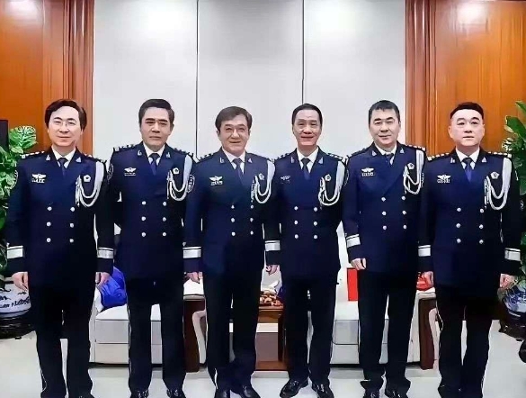 这八位演员，谁最像公安局长？
