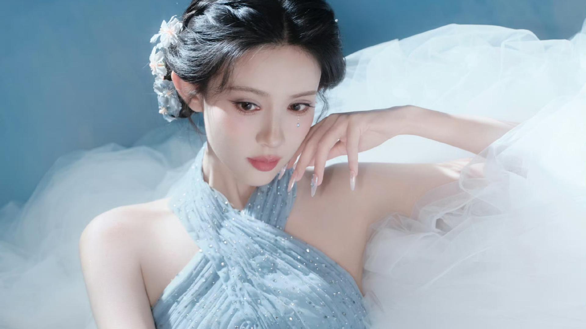 反季美人孟子义，冬天穿纱裙不冷反仙，隔着屏幕都闻到了樱花草的味道！