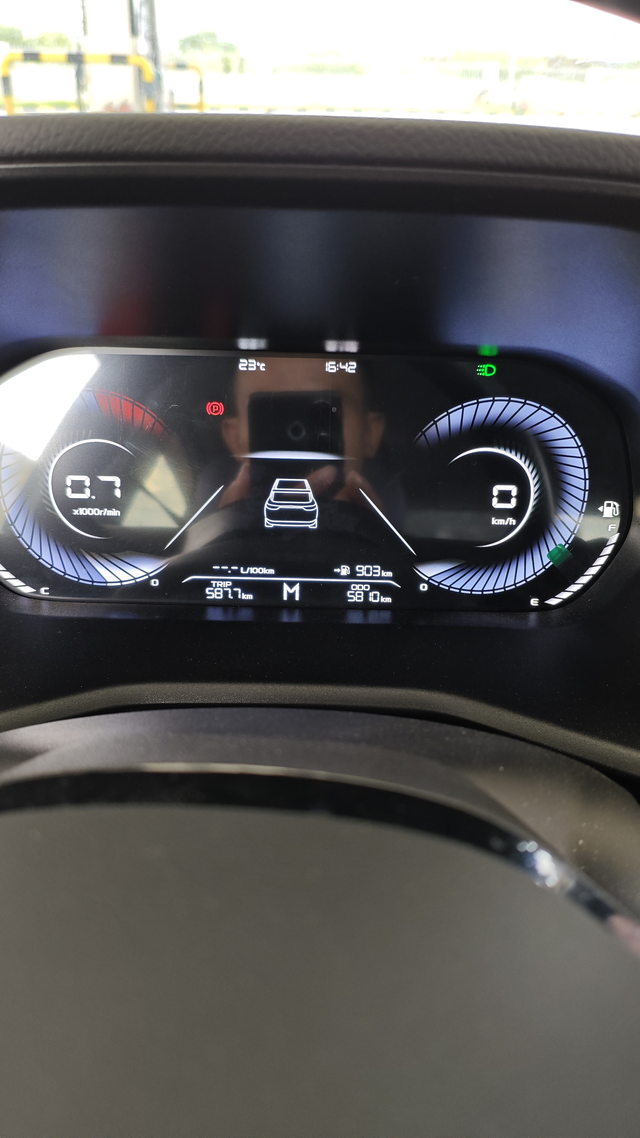 城区和乡镇道路混跑
目前油耗在六个左右。作为代步车，很满意。