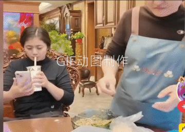 女子:来来！快点。
婆婆:干啥？
女子:我妈视频！快！快！
女子:哎……
妈妈: