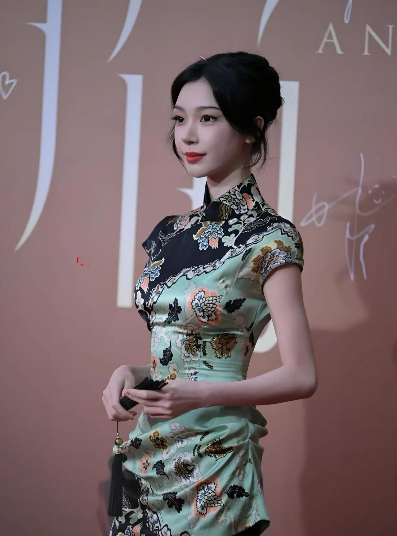 易梦玲改良旗袍惊艳亮相，黑绿撞色尽显东方韵味