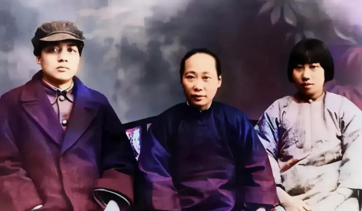 1926年，广州，毛泽覃携夫人周文楠与岳母周陈轩在一起，温暖又温馨，其乐融融，合