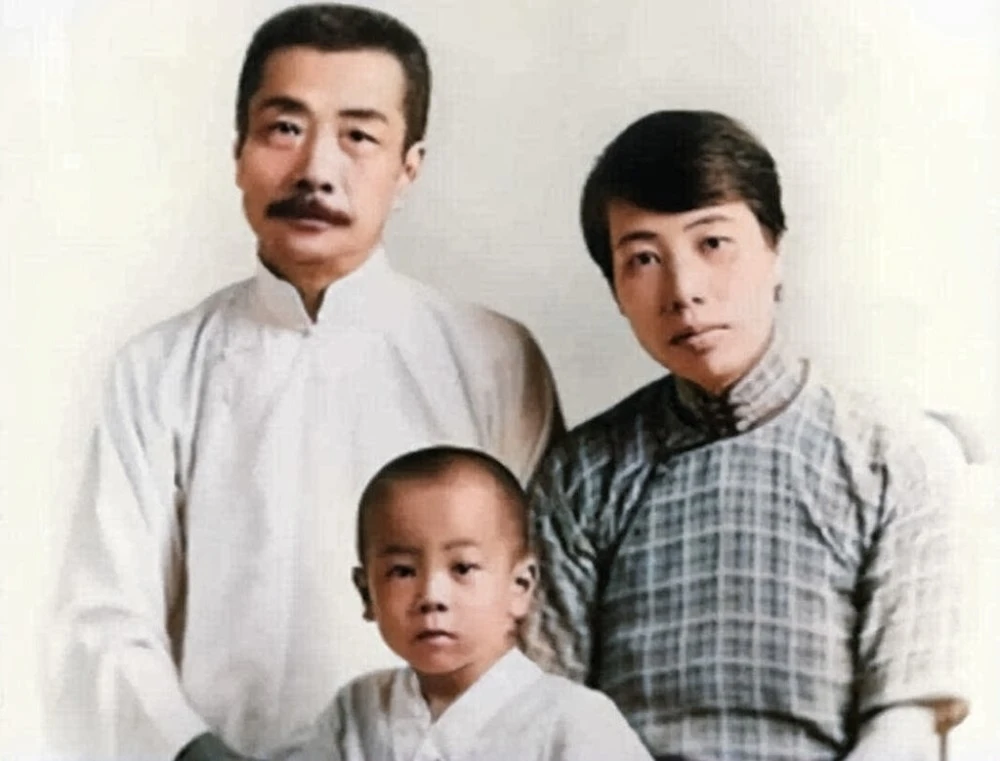 1941年，一个日本兵对许广平严刑拷打后吼道：“把衣服脱下来！”彼时正值冬天，许