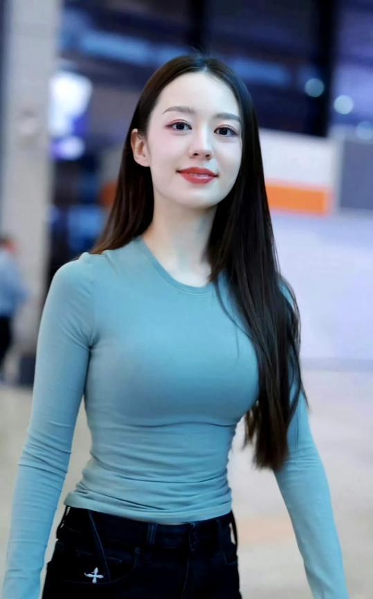 吉娜这身材绝了！浅蓝紧身衣裹出傲人曲线，皮肤白到发光，浅笑挥手超甜，走路带风，每