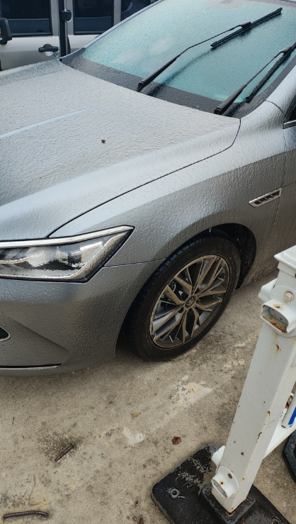 秦plusdmi雨刮器bug
天气预报第二天会结冰，下雨下雪，晚上将雨刮器立起来