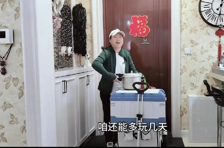 #万能生活指南#
天津老俩口，一天没更新视频。
网友们纷纷热议，老俩口旅游回来，