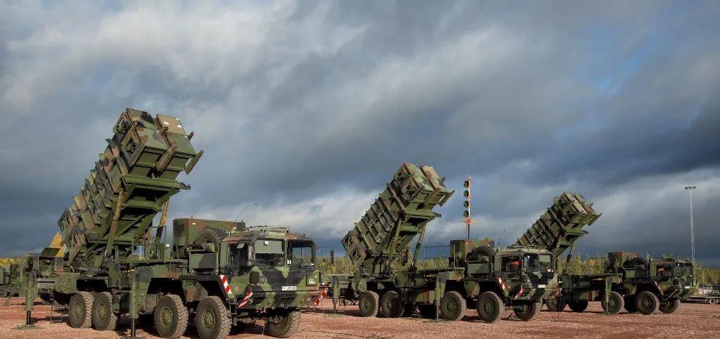 美国开始对乌克兰进行武器断供，表面上的理由是为了确保美国自己有足够的库存，实际上