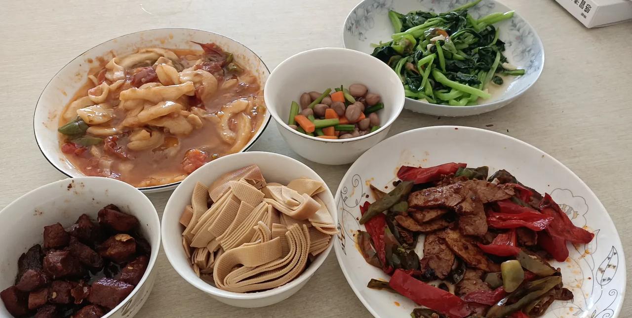 为了生活，如果夫妻两地分居，女的在老家照顾孩子和老人，男的为了挣钱养家，迫不得已