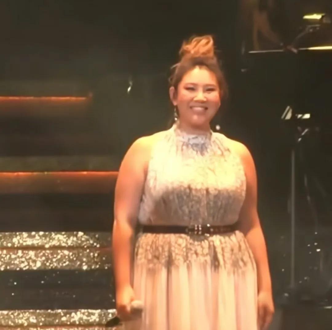 该视频内容称郑少秋现身女儿郑欣宜的演唱会，担任驻唱嘉宾。郑欣宜遗，传了母亲肥胖基