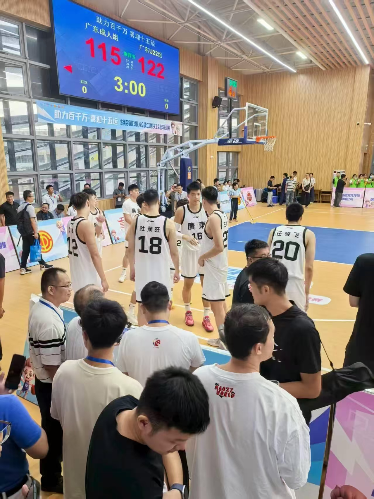 广东男篮U22组VS成年组训练赛，U22不落下风，徐杰单挑背打小老弟徐昕