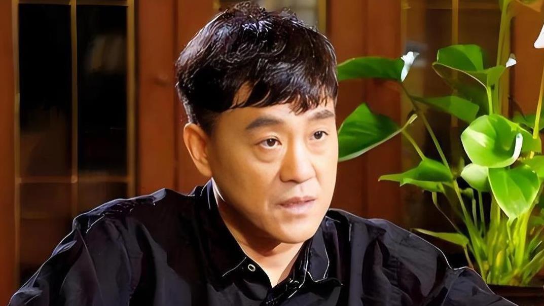 结婚几十年零绯闻的何冰，看看妻子是谁，就知道他为何不敢乱来了