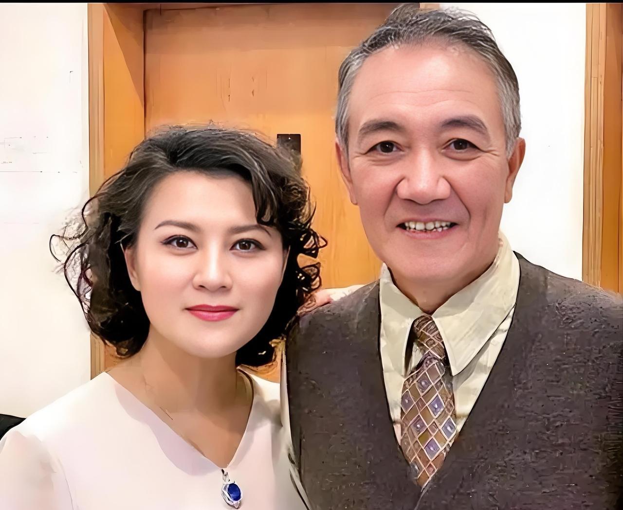 原来这是一对夫妻！原来演“ 李云龙”时还那么帅气，现在成了白发苍苍的老头了。旁边