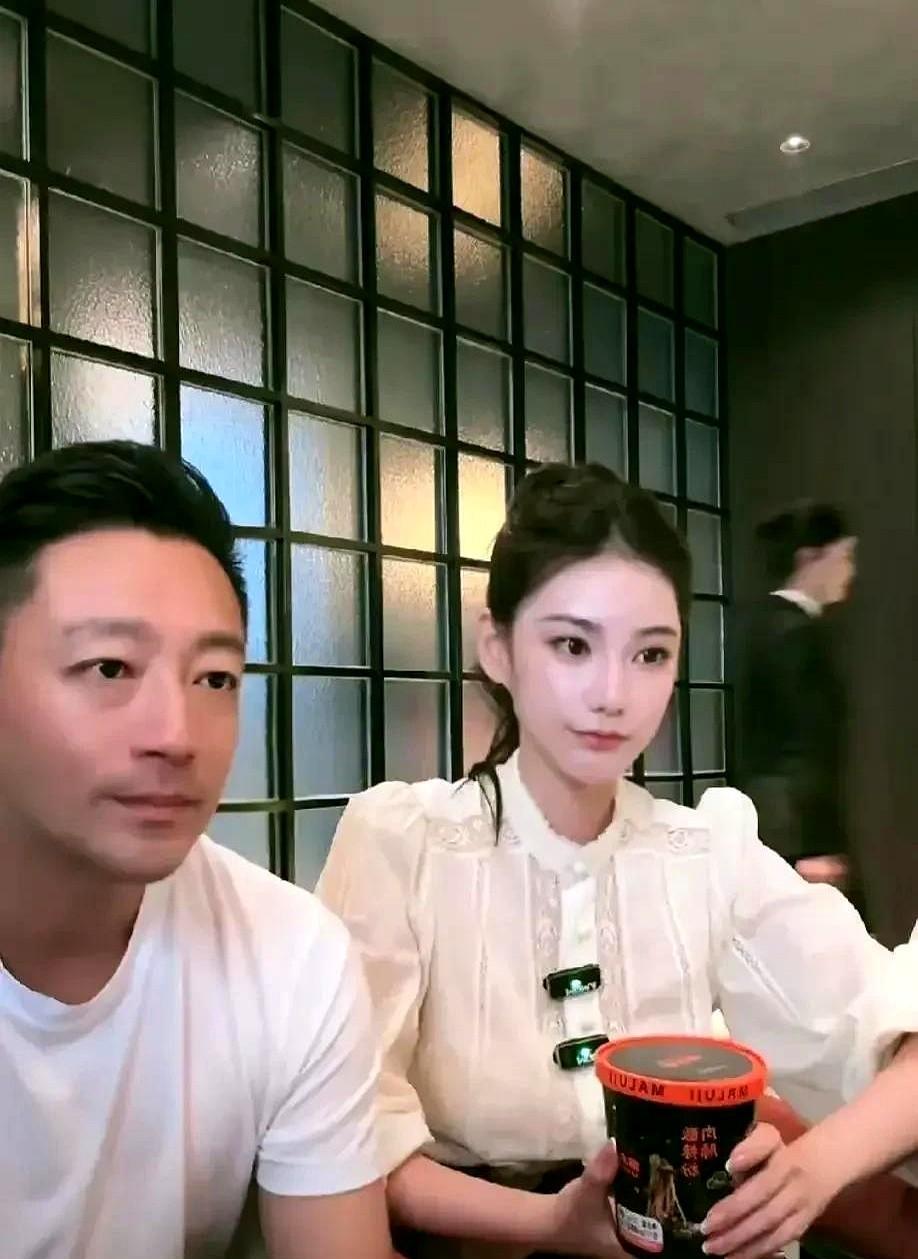 马莜梅的长相并不高级，也不算很漂亮，她是小巧可爱，听话懂事型的女生，粘人，而且不