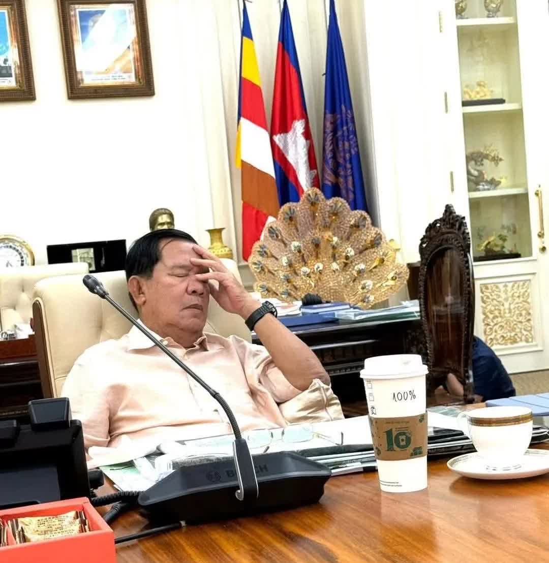 洪森先生在美国将税率从49%降至19%后分享了这条动态。
洪森父子俩每天分享大